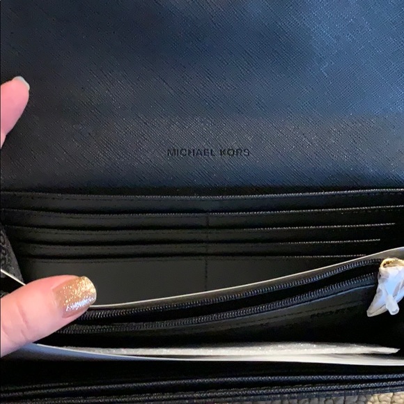 ✨NWT✨ Michael Kors Leather Carryall Wallet - Picture 4 of 6